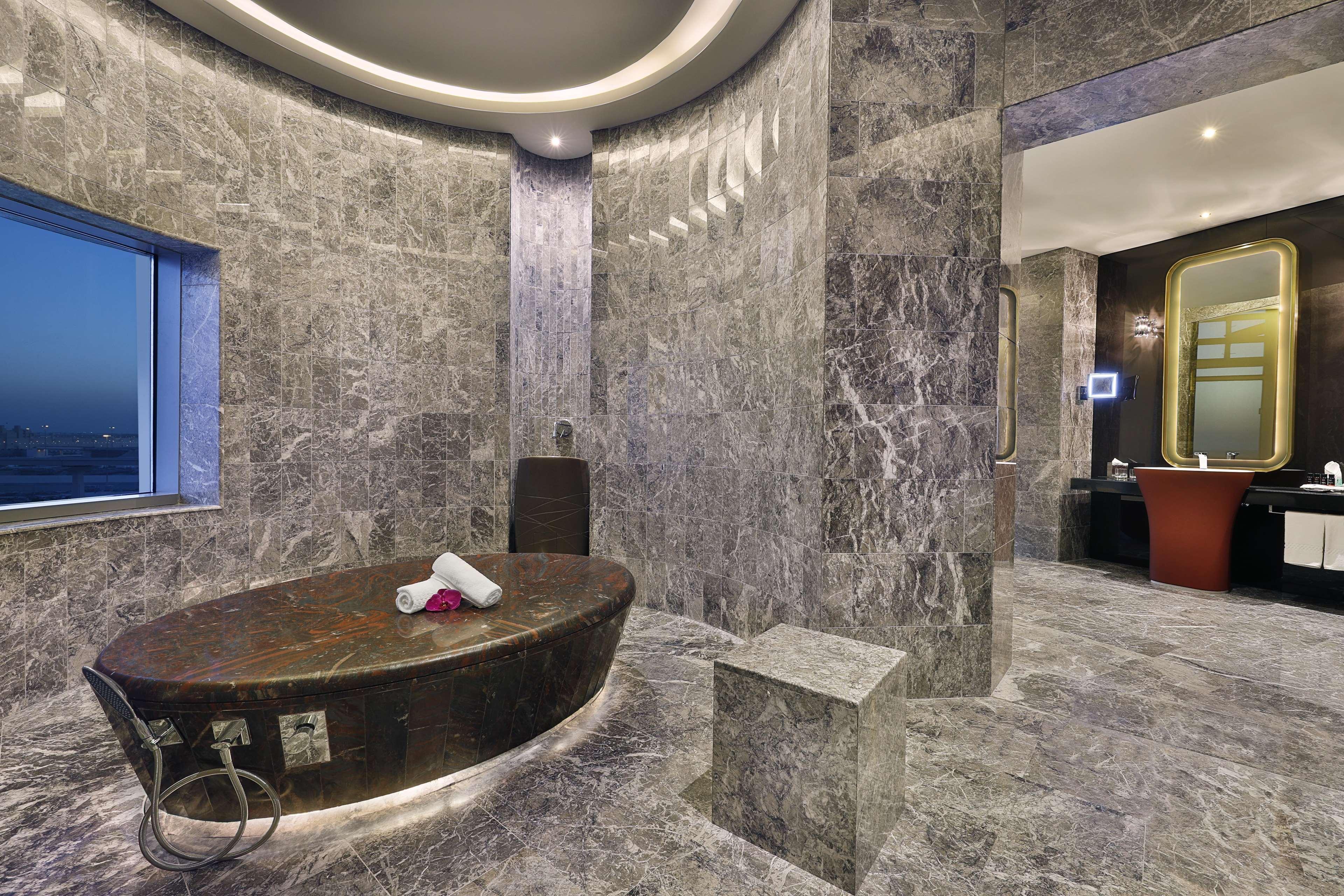 Alrayyan Hotel Doha, Curio Collection By Hilton Al Rayyan Exterior photo Bathroom